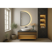 Moderná kúpeľňa so zrkadlom, umývadlovou skrinkou a rastlinami