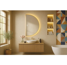 Svetlá kúpeľňa s polkruhovým zrkadlom, skrinkou pod umývadlo z dreva a vaňou