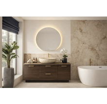 Svetlá kúpeľňa s umývadlovou skrinkou, zrkadlom s osvetlením a vaňou