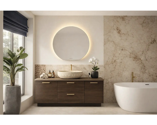 Svetlá kúpeľňa s umývadlovou skrinkou, zrkadlom s osvetlením a vaňou