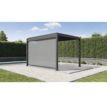 Pergola s bočným prvkom ako ochrana proti slnku v záhrade