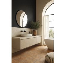 Svetlá kúpeľňa s umývadlom, zrkadlom a vaňou.