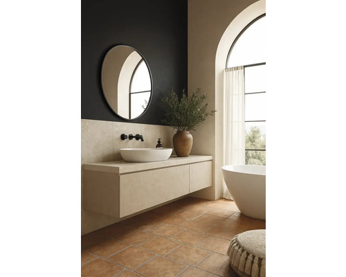 Svetlá kúpeľňa s umývadlom, zrkadlom a vaňou.