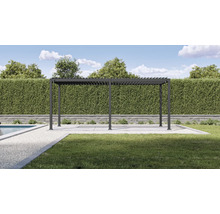 Pergola v záhrade s trávnikom