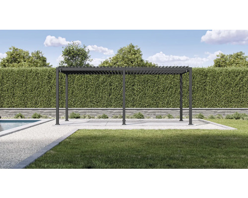 Pergola v záhrade s trávnikom