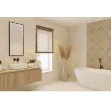 Kúpeľňa s umývadlom, zrkadlom, vaňou a dekoratívnymi prvkami pre svetlú a priateľskú atmosféru.