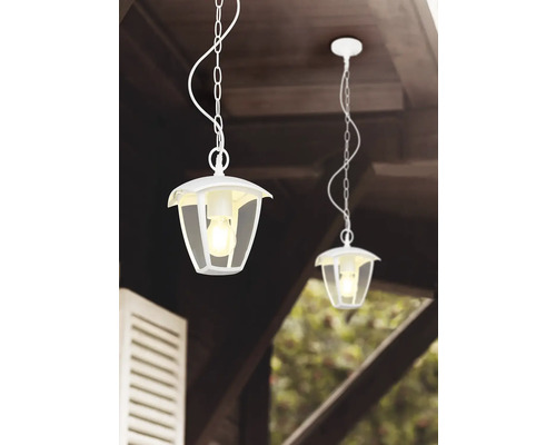 Dve biele vonkajšie závesné svietidlá s reťazovým zavesením.