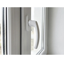 Detail plastového okna s okennou kľučkou