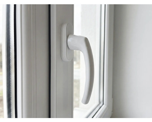 Detail plastového okna s okennou kľučkou