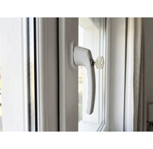 Okno s okennou kľučkou a kľúčom pre zabezpečenie okien