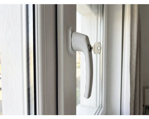 Okno s okennou kľučkou a kľúčom pre zabezpečenie okien