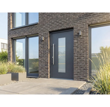 Moderné vchodové dvere so sklenenou vložkou v tehlovom dome