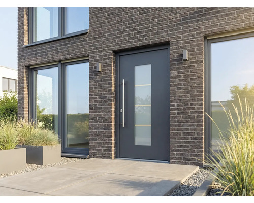 Moderné vchodové dvere so sklenenou vložkou v tehlovom dome