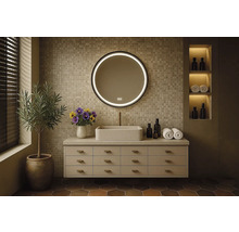 Kúpeľňa s umývadlovou skrinkou, umývadlom na dosku, zrkadlom s LED osvetlením a dekoráciou