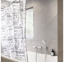 Kúpeľňa so sprchovacím závesom s nápismi a vaňou