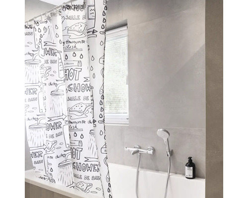 Kúpeľňa so sprchovacím závesom s nápismi a vaňou
