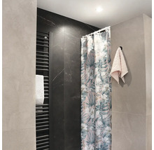 Moderná kúpeľňa s radiátorom, uterákom a sprchovacím závesom s rastlinným vzorom