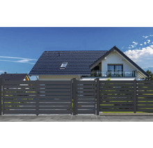 Moderný dom s hliníkovým plotom a záhradnou bránkou