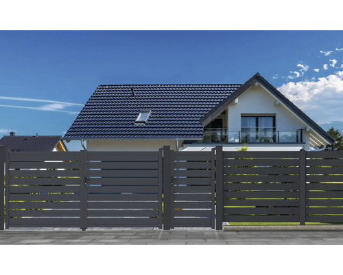 Moderný dom s hliníkovým plotom a záhradnou bránkou