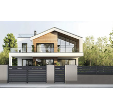 Moderný dom s drevenými prvkami, sklenenou fasádou a plotom