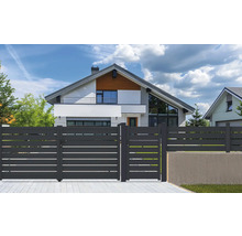 Moderný dom s vodorovným lamelovým plotom a záhradnou bránkou