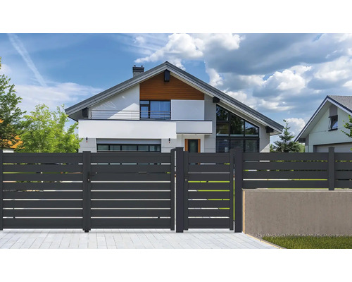 Moderný dom s vodorovným lamelovým plotom a záhradnou bránkou