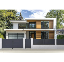 Moderný dom so sivým oplotením a rolovacou garážovou bránou