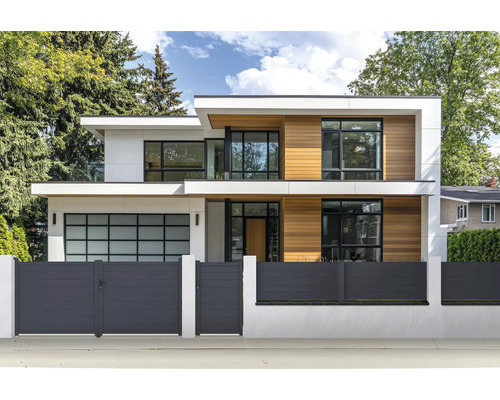 Moderný dvojpodlažný dom s drevenými prvkami, sivou príjazdovou cestou a plotom