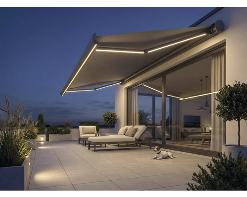 Terasa s markízou, záhradným nábytkom a osvetlením vo večerných hodinách