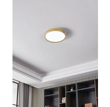 Stropné svietidlo s dreveným rámom v obývacej izbe