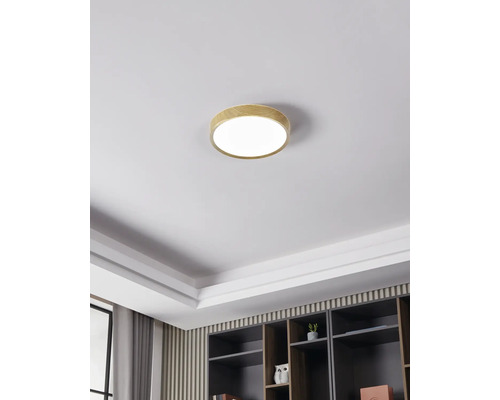 Stropné svietidlo s dreveným rámom v obývacej izbe