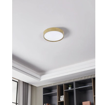 Stropné svietidlo s dreveným rámom v svetlej, modernej miestnosti