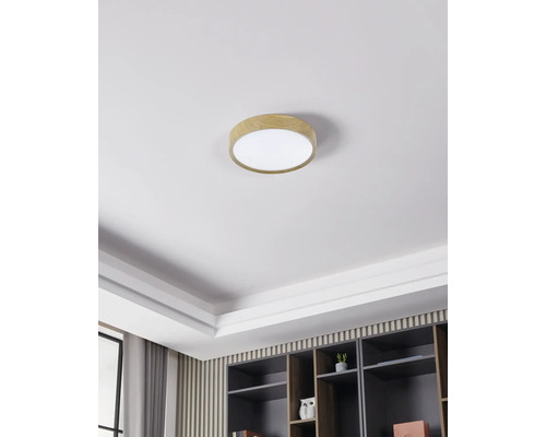 Stropné svietidlo s dreveným rámom v svetlej, modernej miestnosti