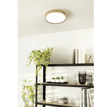 Stropné svietidlo s dreveným okrajom v svetlej miestnosti nad policou.