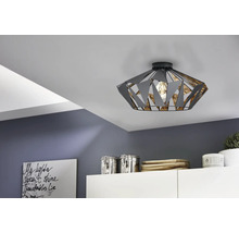 Stropné svietidlo s geometrickým dizajnom v interiéri