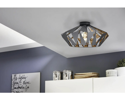 Stropné svietidlo s geometrickým dizajnom v interiéri