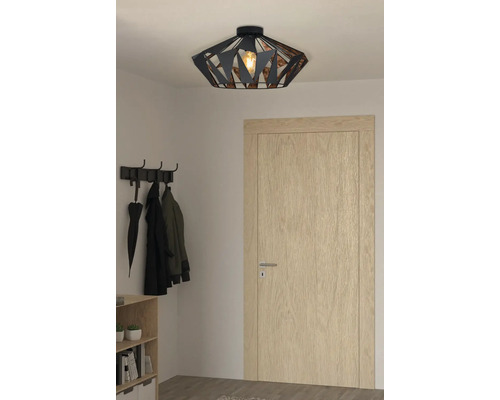 Kovové stropné svietidlo v chodbe s vešiakom a drevenými dverami