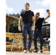 Dvaja muži majú na sebe pracovné nohavice s maskovacím vzorom, tričká a pracovné rukavice.