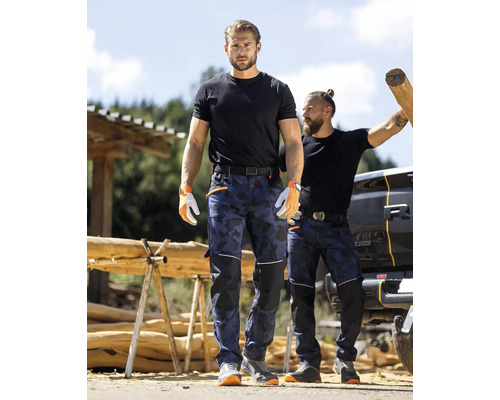 Dvaja muži majú na sebe pracovné nohavice s maskovacím vzorom, tričká a pracovné rukavice.
