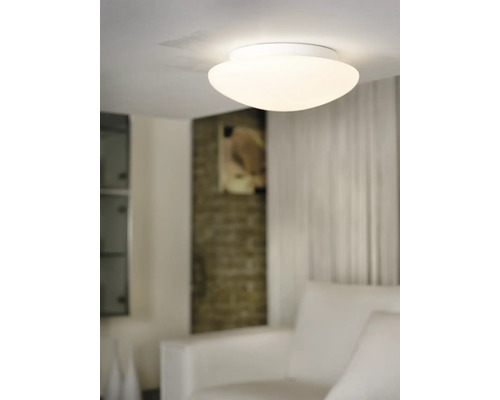 Stropné svietidlo v obývacej izbe