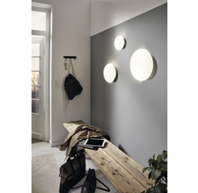 Svetlý vstupný priestor s drevenou stoličkou, nástennými svietidlami a vešiakom