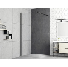 Kúpeľňa so sprchovou zástenou, skrinkou pod umývadlo a policami