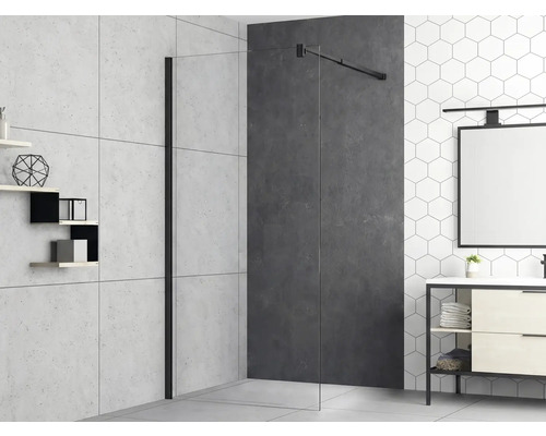 Kúpeľňa so sprchovou zástenou, skrinkou pod umývadlo a policami