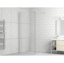 Kúpeľňa so sklenenou sprchovou zástenou, rebríkovým radiátorom a umývadlom