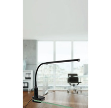 Stolná lampa so svorkou na stole v kancelárii