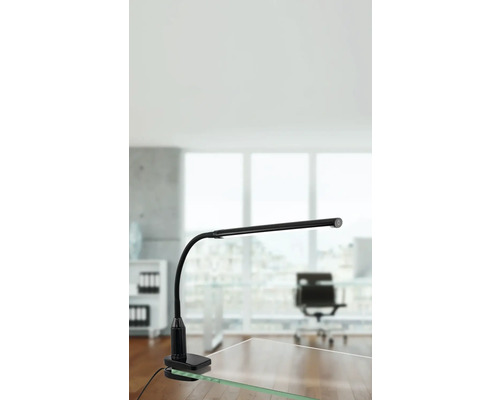 Stolná lampa so svorkou na stole v kancelárii