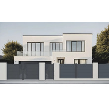 Moderný dom s šedým plotom a veľkými oknami