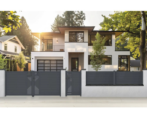 Moderný dom s šedým plotom a vjazdovou bránou