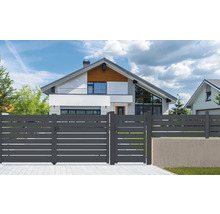 Moderný dom s vodorovným lamelovým plotom a záhradnou bránkou