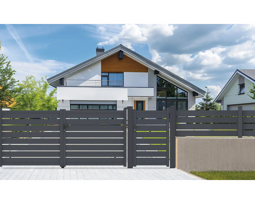 Moderný dom s vodorovným lamelovým plotom a záhradnou bránkou